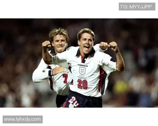 足球明星黑白合照高清展现传奇瞬间与永恒魅力